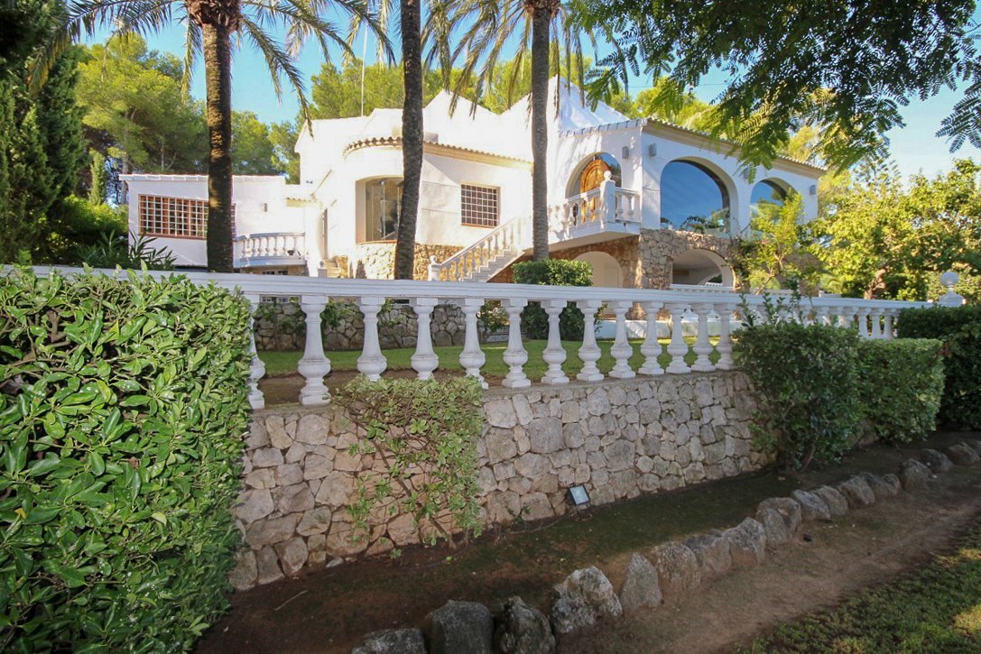 Luxe villa zeer dicht bij Arenal strand te koop in Javea