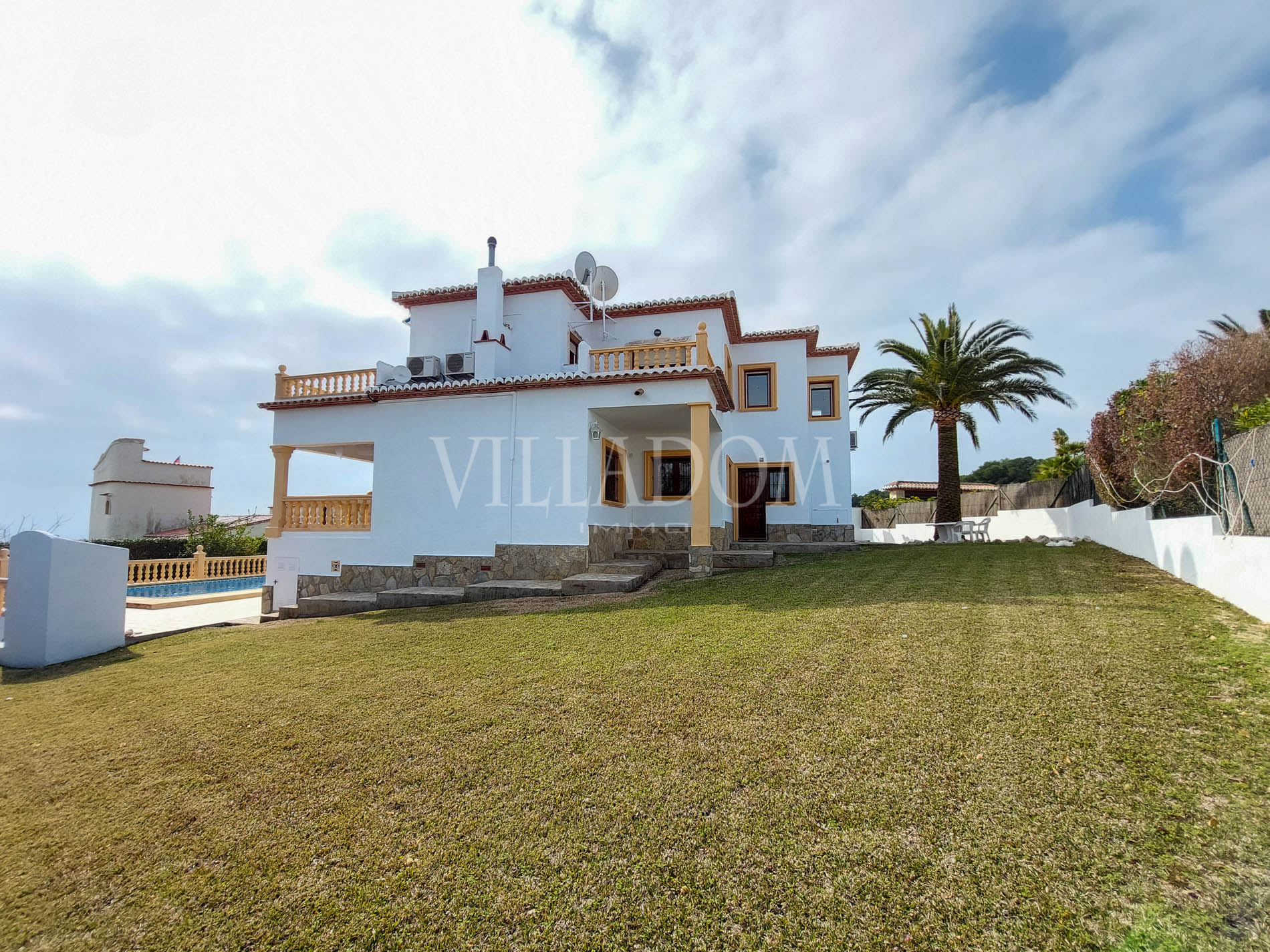 Villa te koop met uitzicht op zee en capaciteit in Jávea